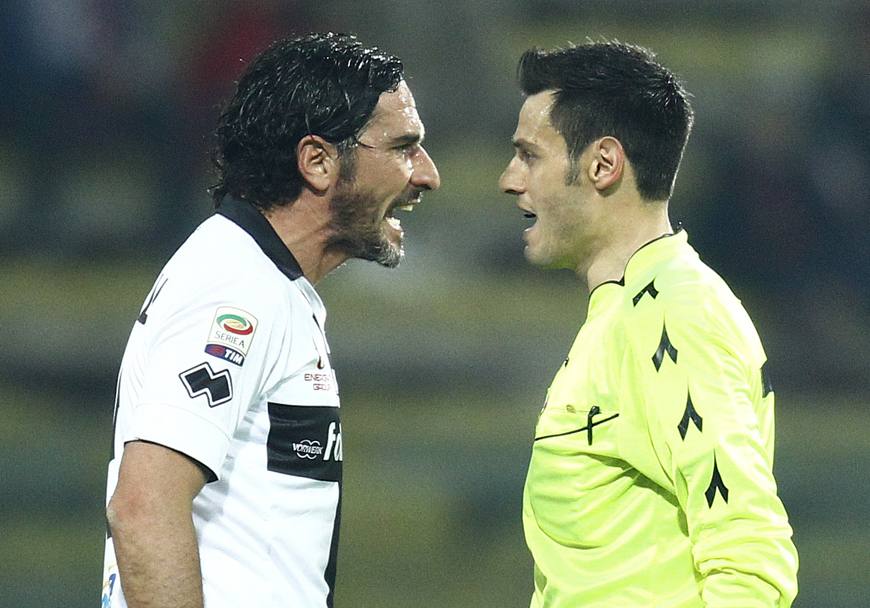 Alessandro Lucarelli a brutto muso con l’arbitro Mariani: il capitano del Parma verr espulso in Parma-Torino. Per lui 11 ammonizioni e un rosso in 23 gare. Ansa